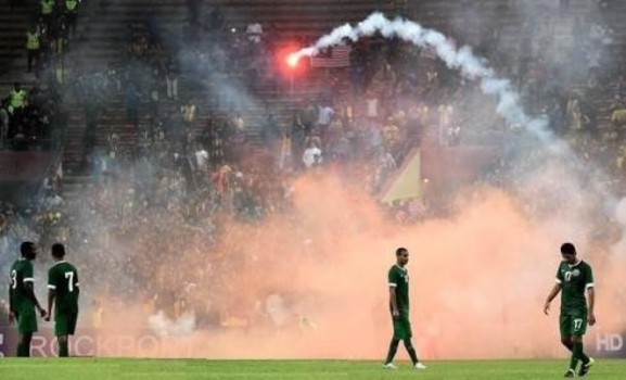 مشجعو المنتخب الماليزي :نعتذر للسعوديين وهذه أسباب الشغب 