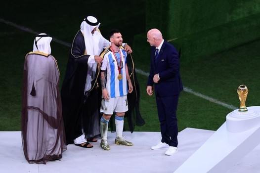 "بيلد": ميسي وإنفانتينو خالفا لوائح الفيفا