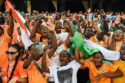 مشجع ايفواري يقيم طقوساً تقليدية لدعم منتخب بلاده قبل كأس العالم