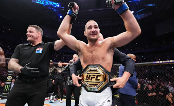 جدل سياسي يُبعد بطل UFC ستريكلاند عن فعالية في البيت الأبيض