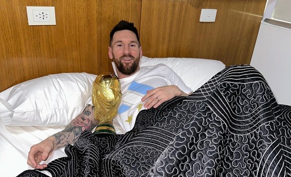 ميسي مع كأس العالم على السرير