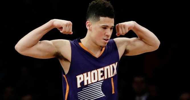 ديفين بووكر يكتب التاريخ ويسجل 70 نقطة في NBA قبل ان يتجاوز العشرين