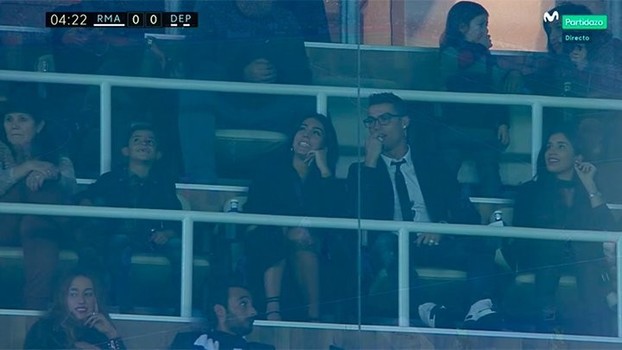 رونالدو مع صديقته في مدرجات البرنابيو !