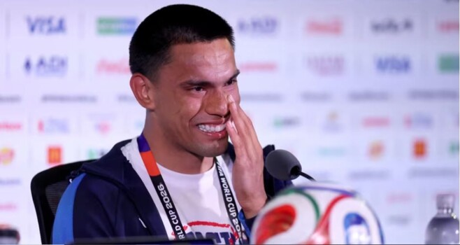 غوميز يبكي في المؤتمر الصحفي