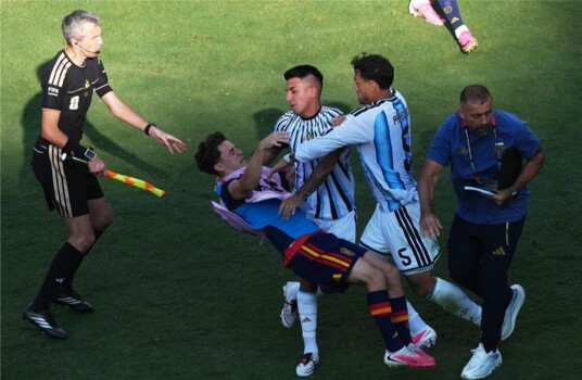 عقوبات مرتقبة تطال لاعبي الأرجنتين عقب أحداث مباراة إسبانيا