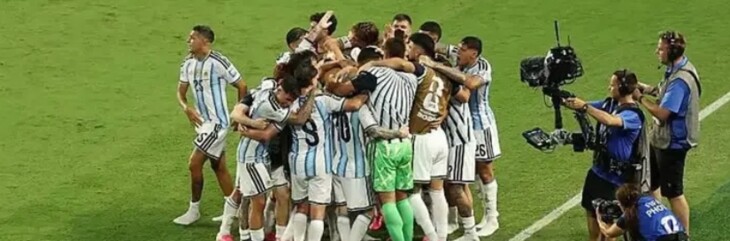 ميسي ومارتينيز يتصدران التقييمات في مباراتهم امام الراس الاخضر