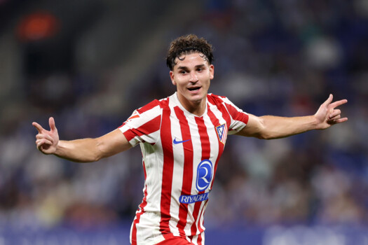 اغويرو يدعو اتلتيكو مدريد لبيع ألفاريز بعد طلبه الرحيل
