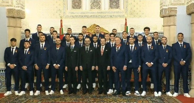 ملك المغرب يمنح لاعبي منتخب بلاده وسام " العرش"