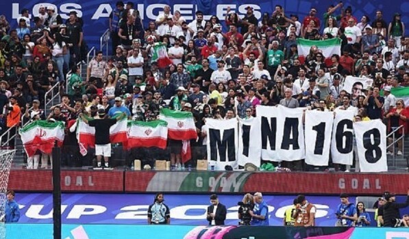 الجمهور الإيراني يرفع لافتة "ميناب 168" في ملعب لوس أنجلوس