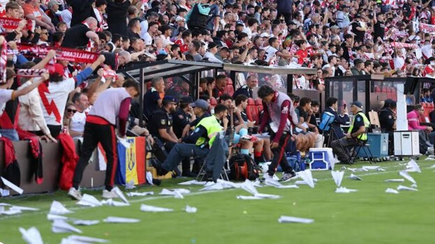 رايو فاليكانو يُعاقب بإغلاق مدرّجه الجنوبي بسبب احتجاجات الجماهير
