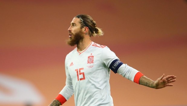 موجز الصباح: غياب طويل لراموس عن الريال، نادال يجرد تسيتسيباس من لقبه وإستئناف الدوريّين الاسباني والفرنسي