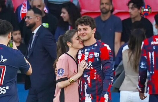 جواو نيفيز يحتفل بلقب الدوري مع صديقته بطريقة طريفة
