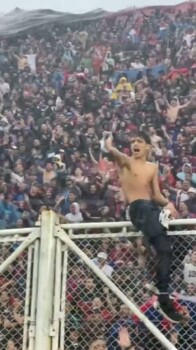 جماهير سان لورينزو تهز المدرجات تحت الأمطار رغم التأخر أمام بوكا جونيورز