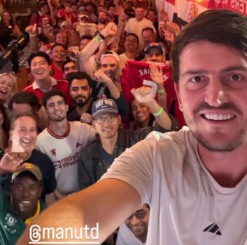 ماغواير يبيع ملصقات في نيويورك بعد استبعاده من تشكيلة إنكلترا