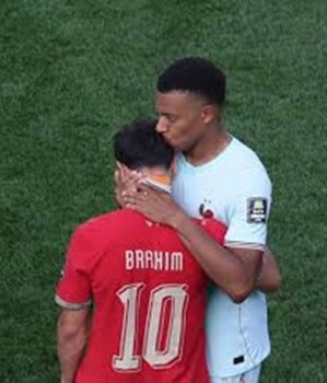 لاعبو فرنسا يواسون حكيمي ودياز