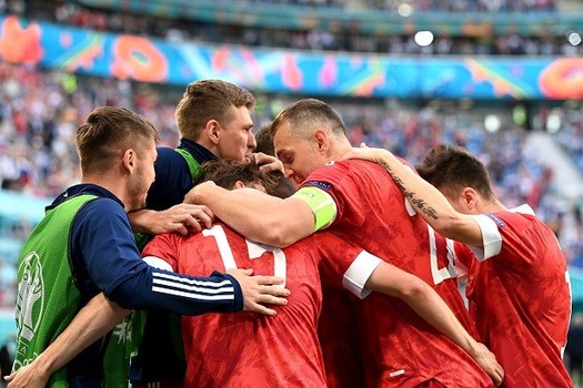 موجز المساء: ويلز تهزم تركيا، فوز روسيا على فنلندا، زجاجة كحول تغضب بوغبا وذا روك يتحضر للعودة الى المصارعة