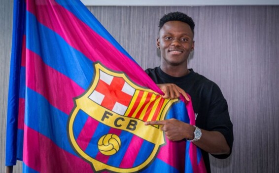 برشلونة يضم عزيز عيسى نهائيًا بعقد يمتد حتى 2028