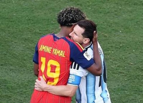 لقطة المونديال التاريخية: لامين يامال يواسي ميسي بعد نهائي كأس العالم 2026