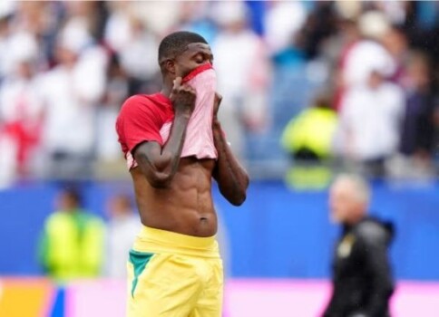 لاعب إنكليزي يرفض مصافحة لاعب غاني متهم بالاغتصاب