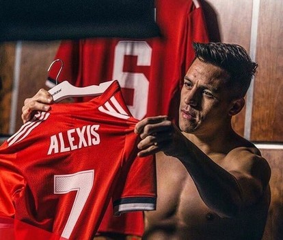 ماذا بين نجم WWE واليكسيس سانشيز؟