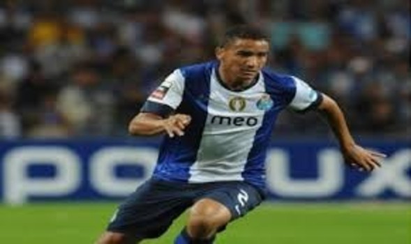 هل ينجح نيمار في اقناع دانيلو بالانتقال الى برشلونة؟