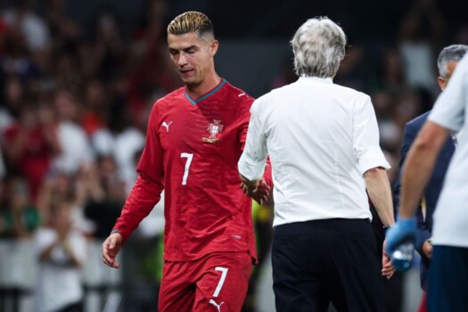 رونالدو يغادر معسكر المنتخب البرتغالي ويَعِد بكشف الحقائق