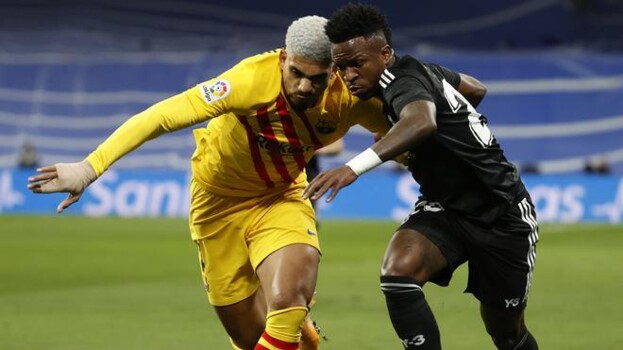 فينيسيوس جونيور يتواصل مع مدافع برشلونة لدعمه نفسيا