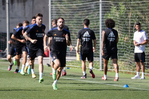 موجز الصباح: تعادل ودي لريال مدريد، هاميلتون يتعرض لإساءات عنصرية وعودة مفاجئة لسينا وراينز ولاشلي يحتفظان بلقبيهما