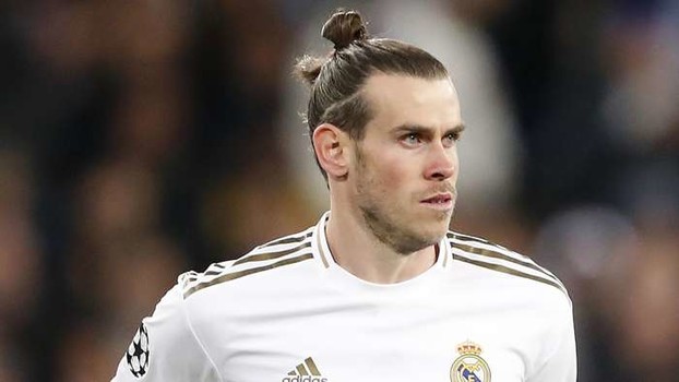 بايل يرتدي قميص رقم 50 خلال مباراة ريال مدريد وميلان