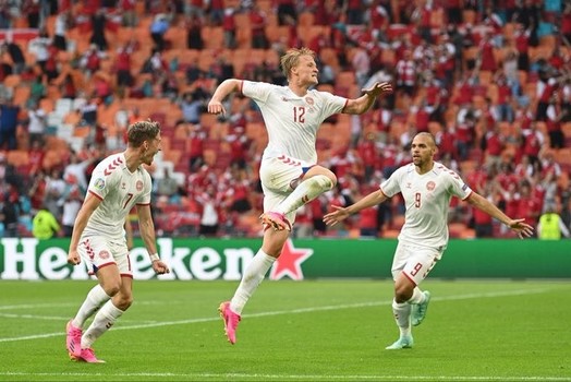 موجز المساء: تأهل مستحق للدنمارك إلى ربع نهائي اليورو، مو فرح يفشل بالتأهل إلى الأولمبياد وهالاند يصرف أموالا باهظة على حفلة عشاء