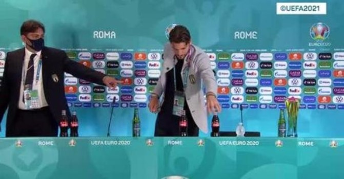 الايطالي لوكاتيلي يقوم بنفس تصرّف رونالدو في المؤتمر الصحافي