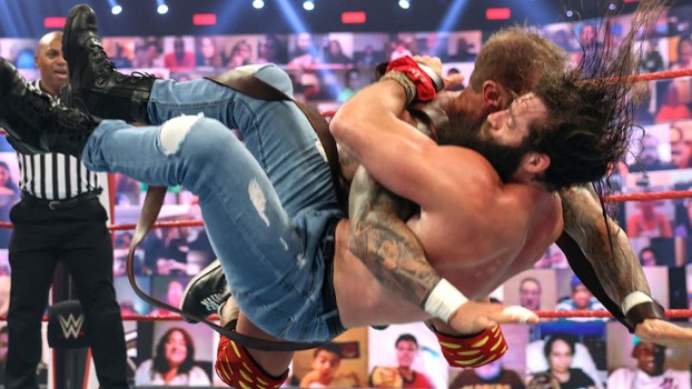 WWE: ماكنتاير يفوز على ريدل وستايلز ويتأهل الى مباراة "Money in the Bank"