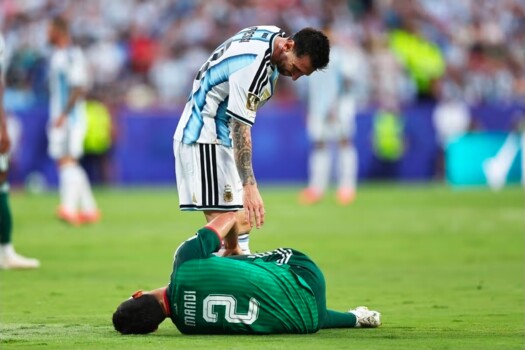 جدل حول تدخل ميسي على مدافع الجزائر في كأس العالم