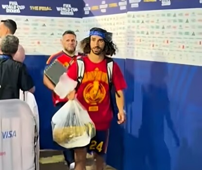 كوكوريلا يحمي كأس العالم على طريقته الخاصة!
