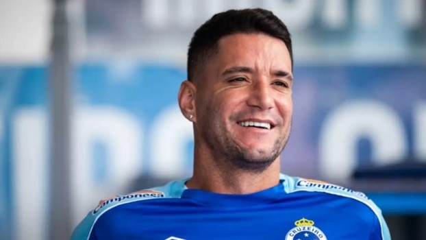 لاعب الهلال السابق تياغو نيفيز يعتزل اللعب نهائيا