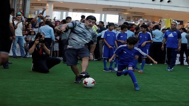 طفل يسقط مارادونا أرضا في البحرين