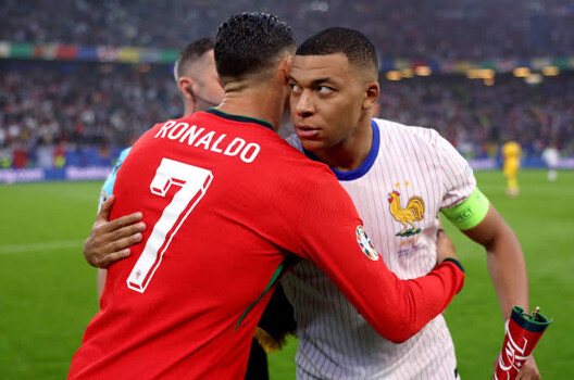 مبابي يمازح رونالدو بشأن استمراره دولياً