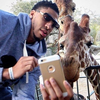 سيلفي انتوني ديفيز مع زرافة 