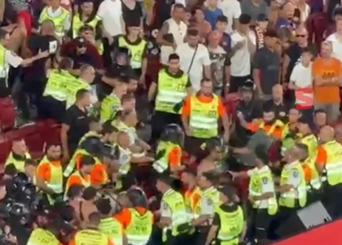 مشاهد مؤسفة في كامب نو خلال مباراة برشلونة والاهلي الودية