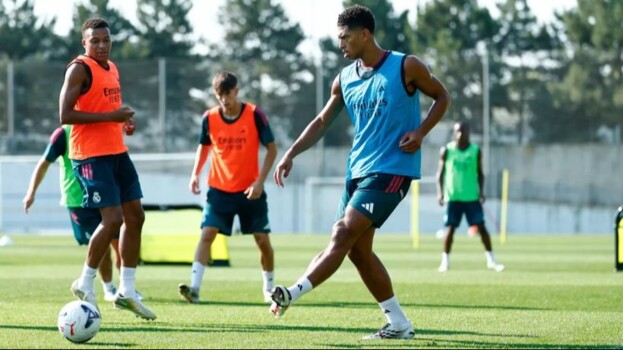 بيلينغهام يعود إلى تدريبات ريال مدريد بعد انتهاء عطلته
