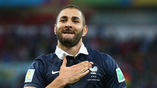 بنزيما يرتدي قميص منتخب فرنسا مرة جديدة