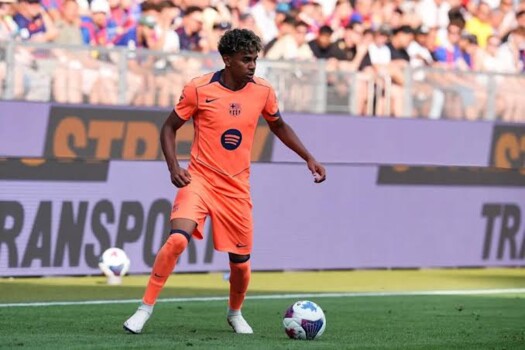 برشلونة مضطر لارتداء قميص الموسم الماضي امام باريس