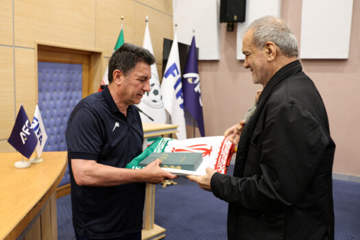 الاتحاد الايراني لكرة القدم يجدد الثقة بمدرب المنتخب الأول