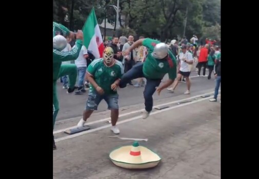جنون كرة القدم في شوارع المكسيك