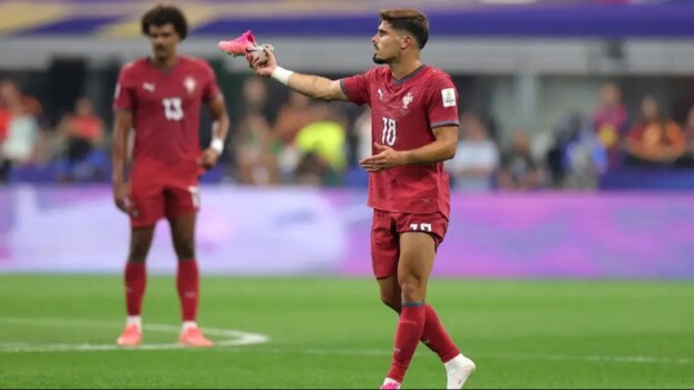تدخل عنيف يمزق حذاء بيدرو نيتو أمام إسبانيا