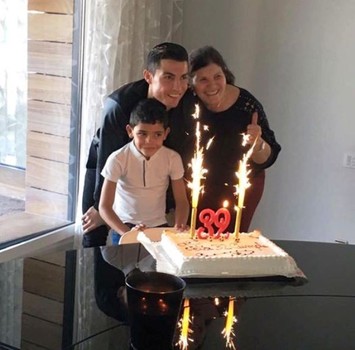 كريستيانو رونالدو يحتفل بعيد ميلاده الـ32