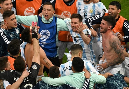 احتفالات لاعبي الارجنتين في غرف الملابس بعد الفوز على انكلترا