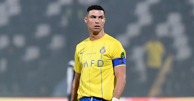 رونالدو يعبّر عن سخريته من ترتيب أفضل اللاعبين في 2023