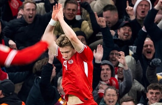 هويلوند يحتفي بمثله الأعلى رونالدو ويدافع عنه برسالة قوية