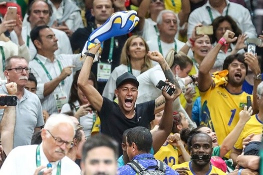 نيمار على مدرجات ريو يشجع منتخب البرازيل للكرة الطائرة